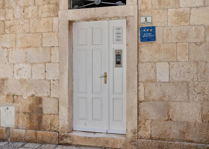 Апартаменти Arsenal Hvar *